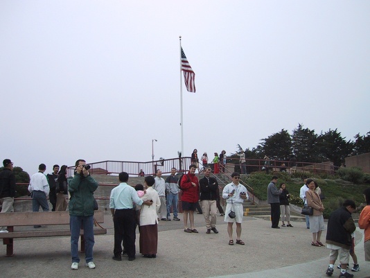 Les gens qui regardent le Golden Gate Bridge