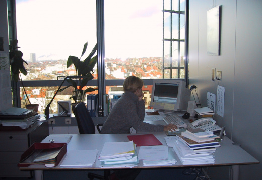 Isabelle à son bureau