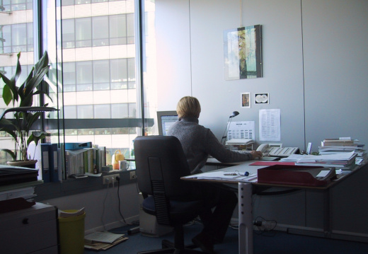 Isabelle à son bureau