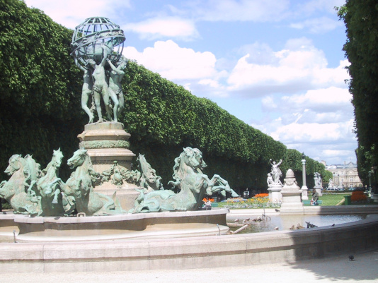 Fontaine et perspective du Sénat au Luxembourg