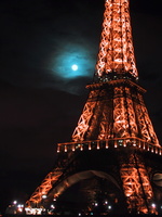 La lune derrière la tour [url=http://www.eiffel.com]Eiffel[/url]