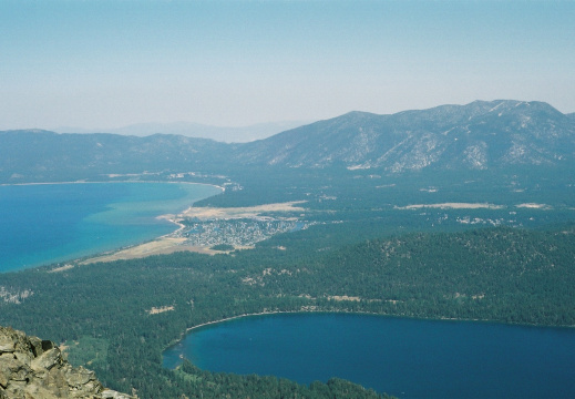 Lac Tahoe et Fallen Leaf Lake depuis le Mont Tallac 

Ville de South Lake Tahoe en second plan
