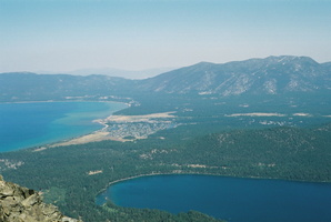 Lac Tahoe et Fallen Leaf Lake depuis le Mont Tallac 

Ville de South Lake Tahoe en second plan
