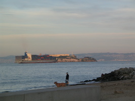 3078 - Alcatraz, et un porte-conteneur