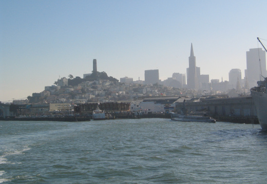 3097 - Coit Tower, et la jetée "43 1/2" depuis le bateau