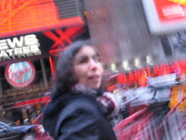 Amel en mouvement à Times Square
