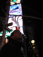 Hugues ébahi par les lumières de la ville (Times Square)