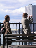 Alexis et Claude sur les hauteurs de Brooklyn Heights, face à Lower Manhattan