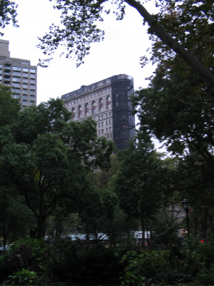 Le [url=http://www.nyc-architecture.com/GRP/GRP024.htm]Flatiron Building[/url], vu de Madison Square Park