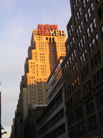 le [url=http://www.nyc-architecture.com/MID/MID129.htm]New Yorker Hotel[/url], a son époque le plus grand de New York, qui a mêm