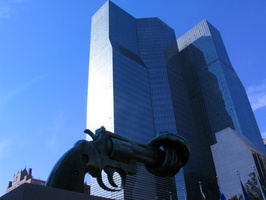 En face des Nations Unies, l'immeuble du [url=http://www.nyc-architecture.com/MID/MID002.htm]1 United Nations Plaza[/url], avec 