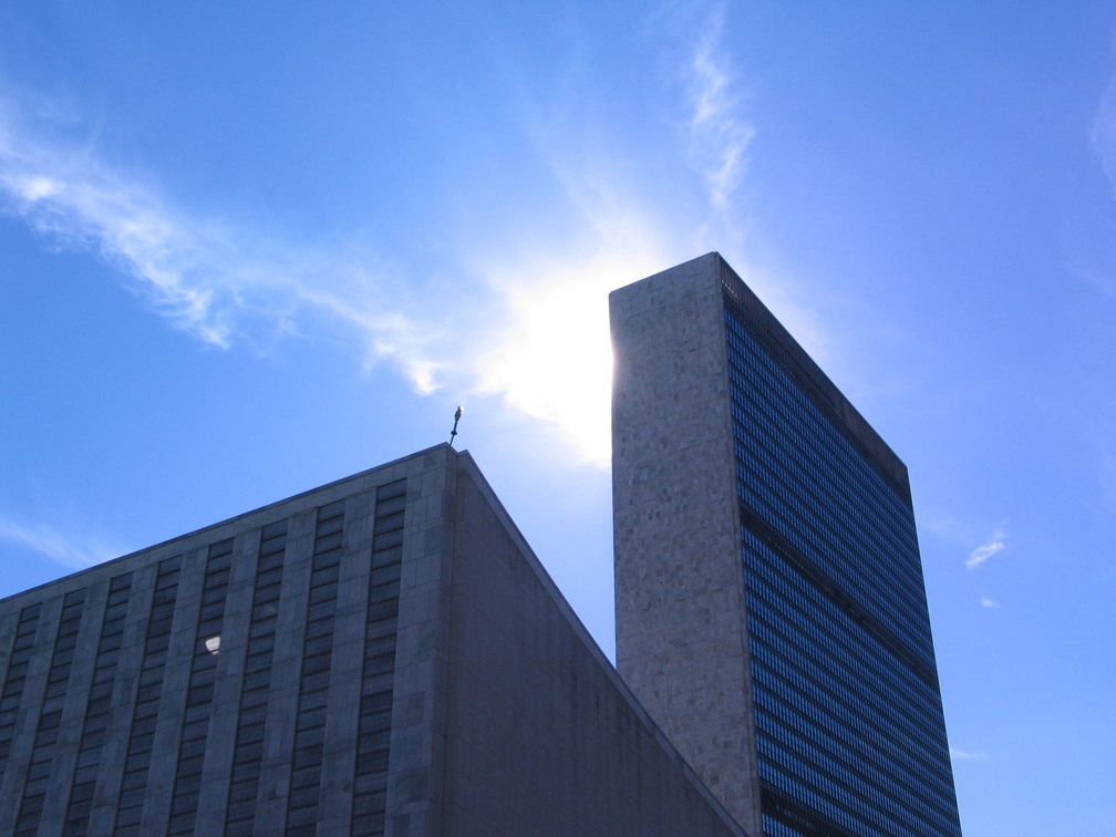 Les bâtiments de l'ONU : au premier plan celui de l'Assemblée générale, au 2nd la tour du secrétaire général.
Style international, oeuvre notamment de Le Corbusier et Niemeyer. 4763_img.jpg