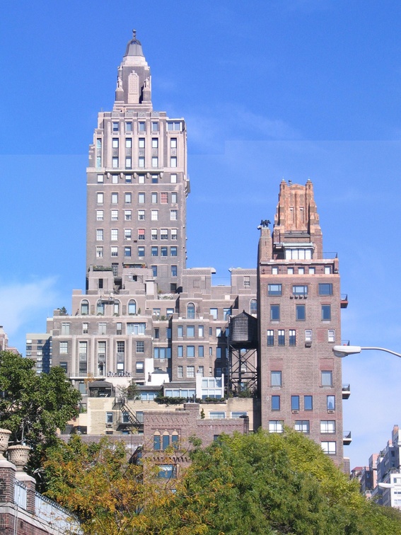 Des immeubles rigolos juste au nord de l'ONU 4768_img.jpg