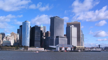 Battery Park, l'embarcadère et les buildings sud de Manhattan