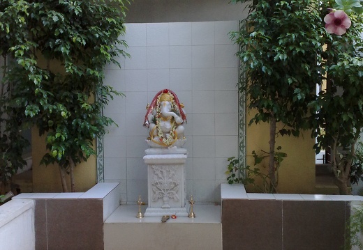 L'entrée de l'hotel, sous la protection de Ganesh...