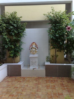 L'entrée de l'hotel, sous la protection de Ganesh...