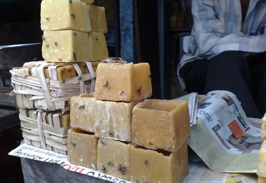 Marché: blocs de sucre de canne brut