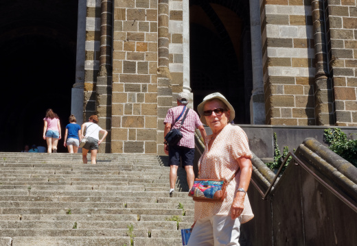 Sure les marches de la Cathédrale du Puy