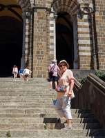 Sure les marches de la Cathédrale du Puy