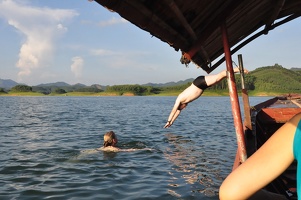 Baignade dans le lac de Thac Ba
