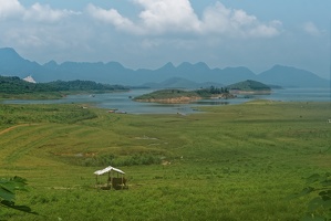 Le Long du Lac de Thac Ba