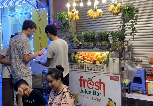 Juice bar sur les trottoirs d'Hanoi