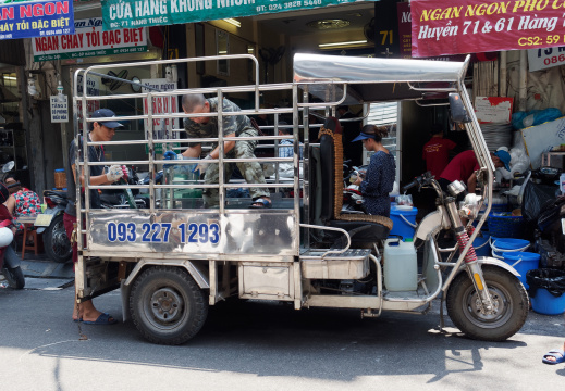 transports de vitres ans les rues d'Hanoi