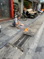 Offrandes aux âmes errantes sur les trottoirs d'Hanoi