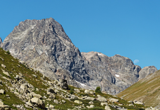 Lune et montagne (en montant vers  le col d’Arsine (GR54)