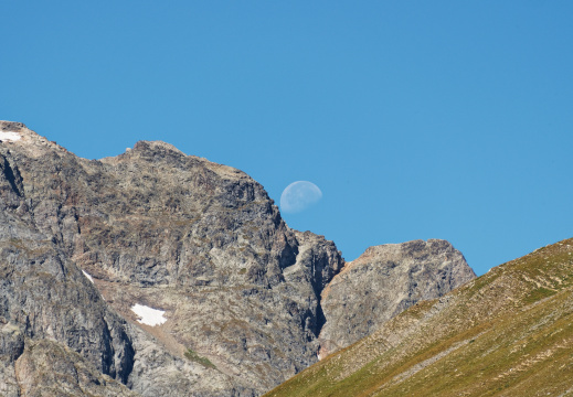 Lune et montagne (en montant vers  le col d’Arsine (GR54)