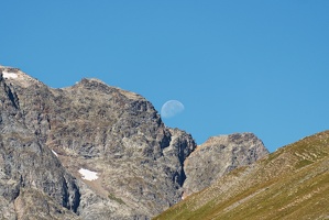 Lune et montagne (en montant vers  le col d’Arsine (GR54)