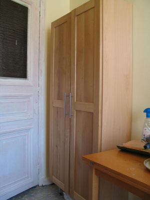 Meuble derrière la porte
